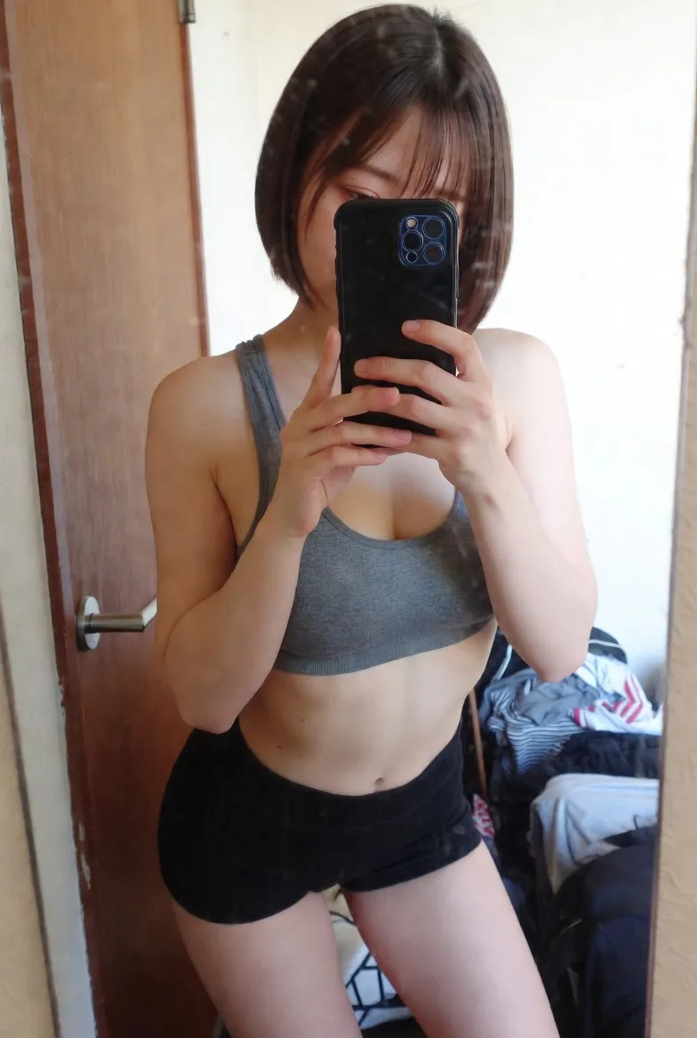 窓の外を見つめる女性。選択肢を残しておくほうが、結果的に早く出会える